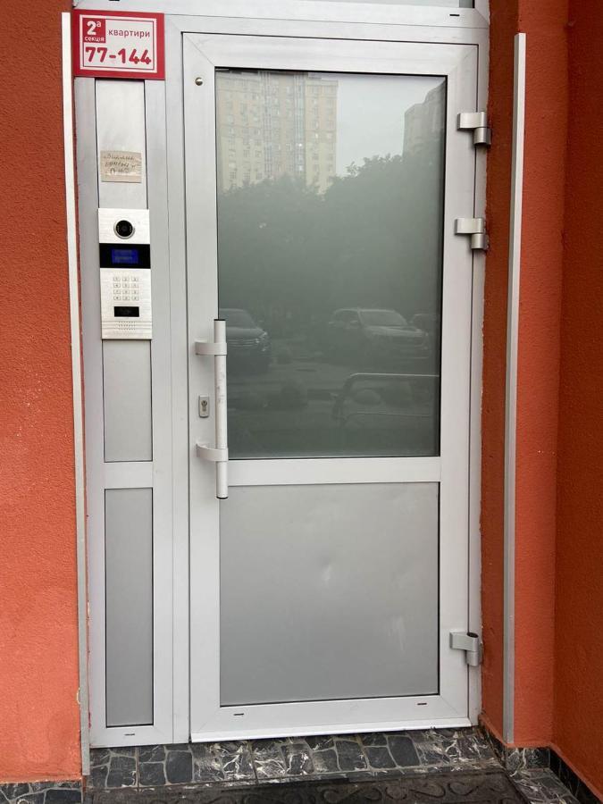 Large 2 With A Beautiful View 2 Min Metro Chernigivska Apartament *