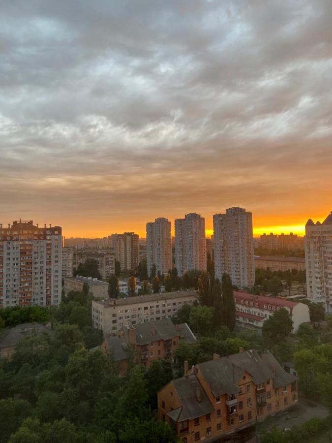 Large 2 With A Beautiful View 2 Min Metro Chernigivska Apartament *