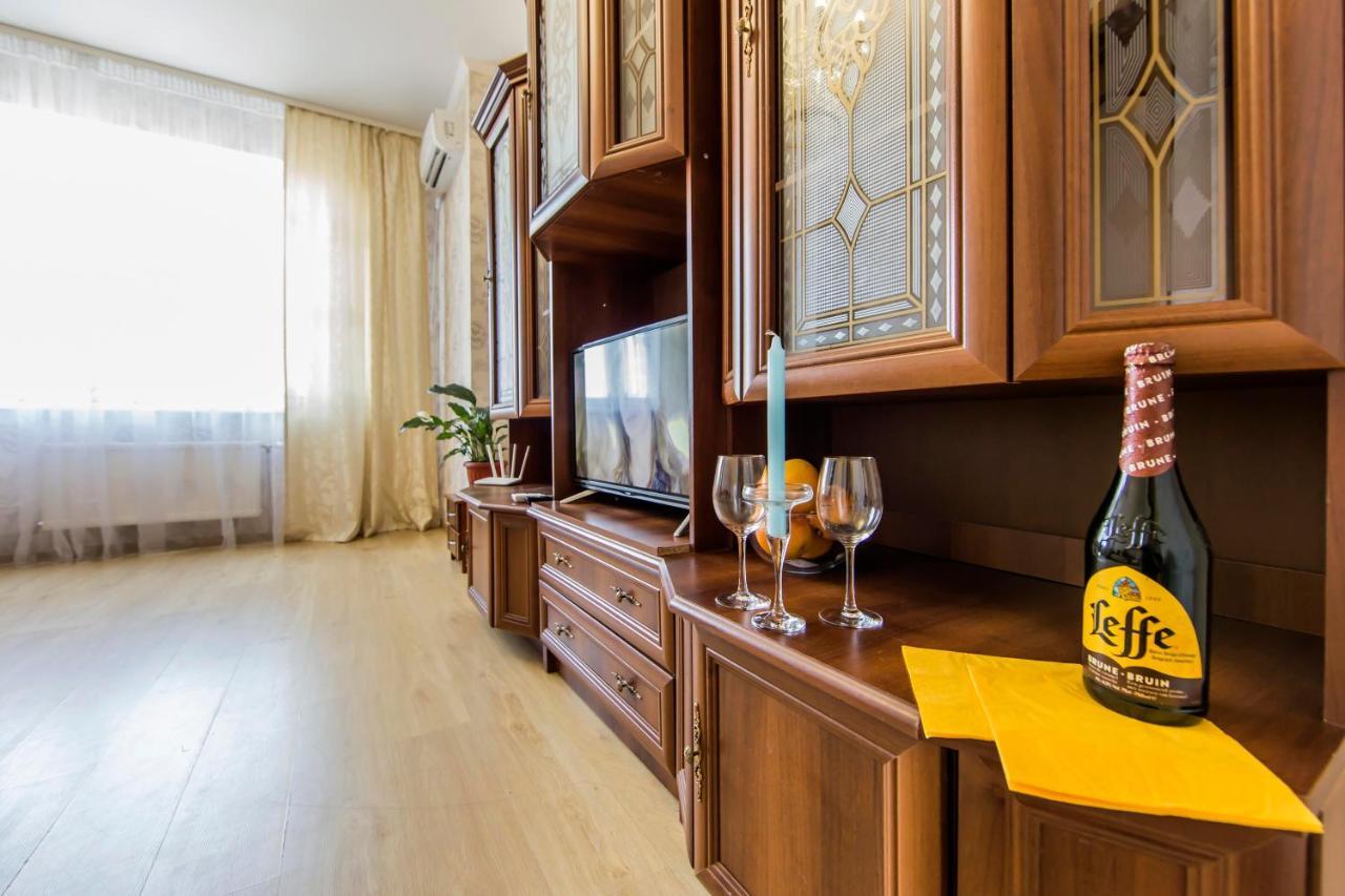 Apartament Large 2 With A Beautiful View 2 Min Metro Chernigivska *